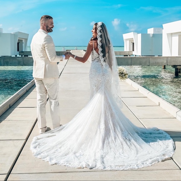 White Wedding Dress. - Picture 3 of 4